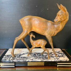 Sculpture Art Deco régule figurant une biche et son faon.