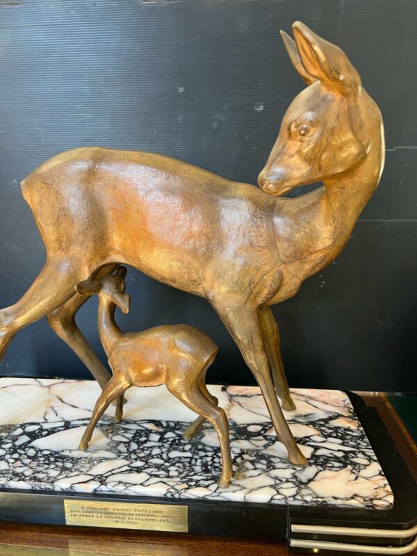 Sculpture Art Deco régule figurant une biche et son faon. – Image 6