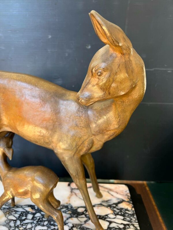 Sculpture Art Deco régule figurant une biche et son faon. – Image 5