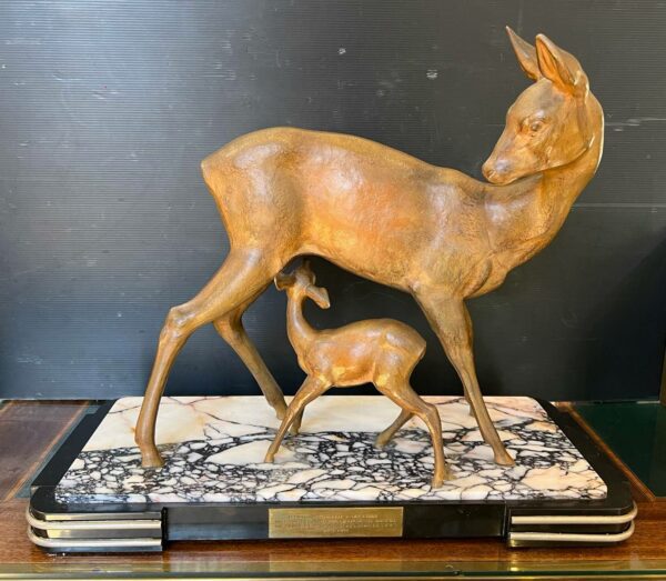 Sculpture Art Deco régule figurant une biche et son faon.