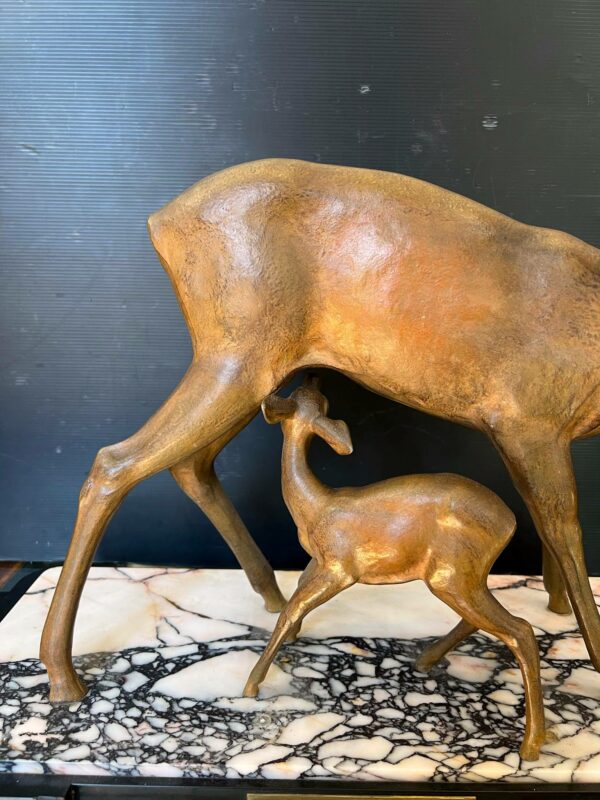 Sculpture Art Deco régule figurant une biche et son faon. – Image 4