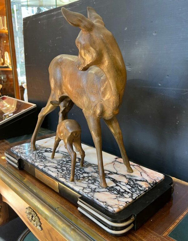 Sculpture Art Deco régule figurant une biche et son faon. – Image 3