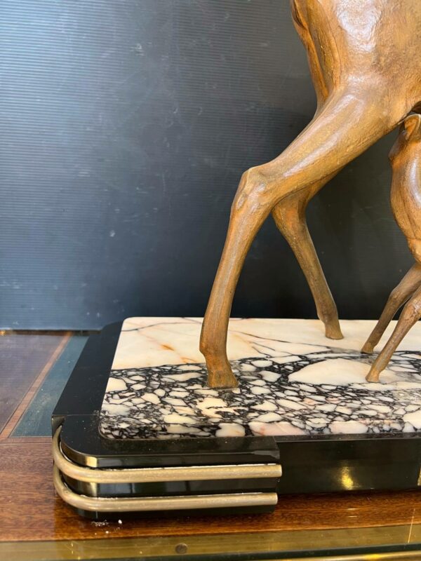 Sculpture Art Deco régule figurant une biche et son faon. – Image 2