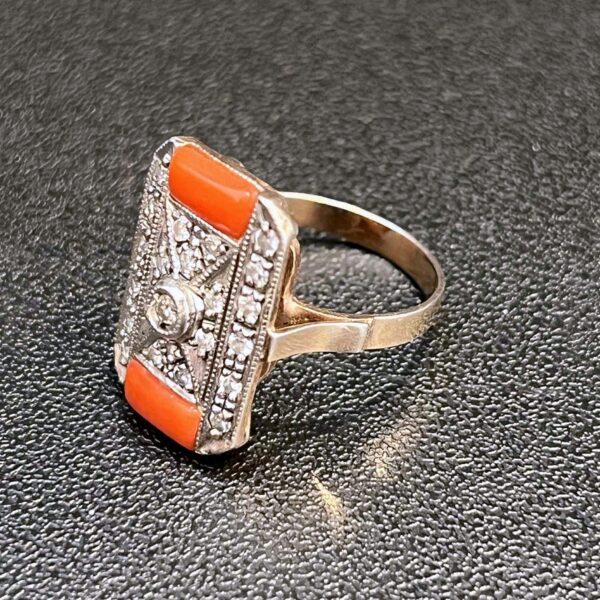 Bague Art Deco or rose 18ct sertie de brillants et corail – Image 3