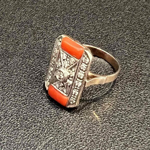 Bague Art Deco or rose 18ct sertie de brillants et corail – Image 4
