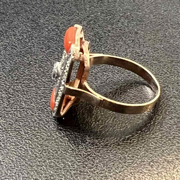 Bague Art Deco or rose 18ct sertie de brillants et corail – Image 6