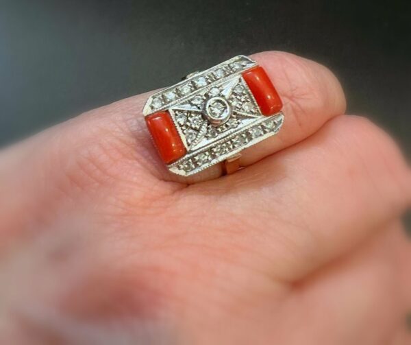 Bague Art Deco or rose 18ct sertie de brillants et corail – Image 2