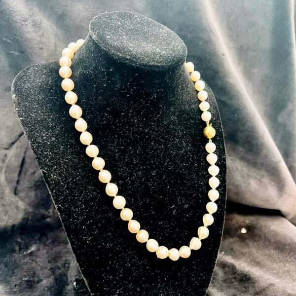 Collier ras de cou, 47 perles baroques - fermoir or 18ct