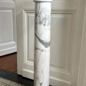 Colonne en marbre blanc veiné gris