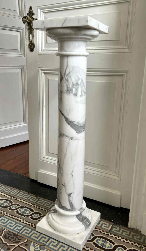Colonne en marbre blanc veiné gris