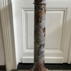 Colonne en marbre brun nuancé veiné