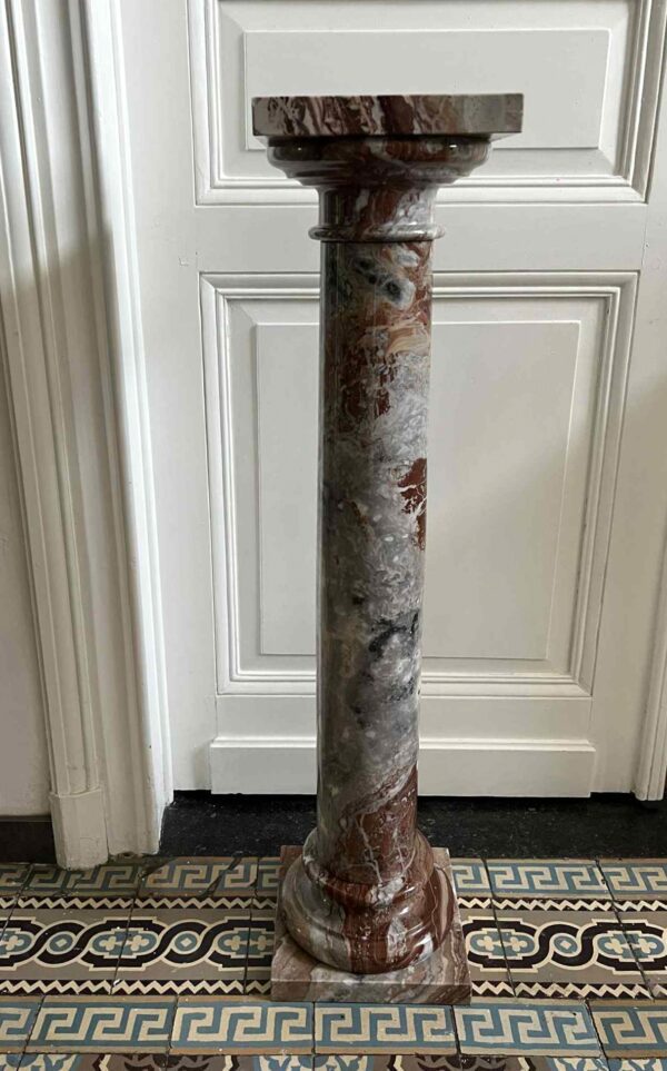 Colonne en marbre brun nuancé veiné