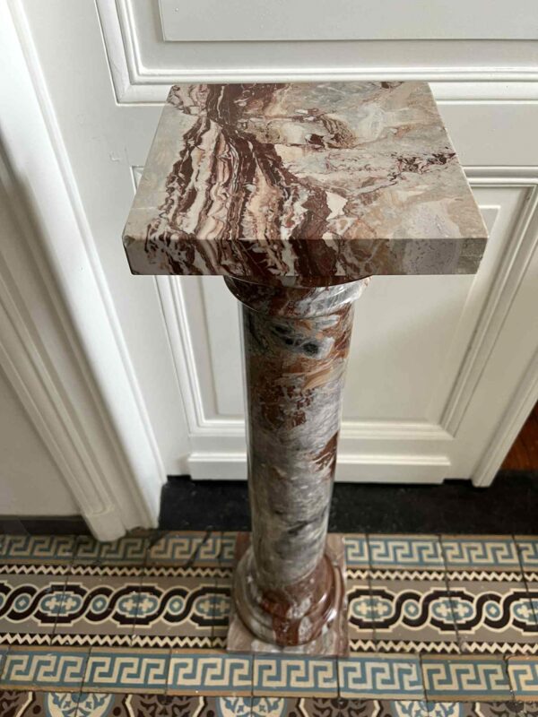 Colonne en marbre brun nuancé veiné – Image 2