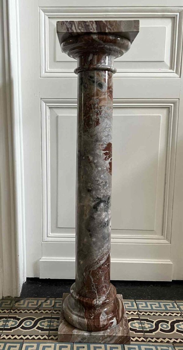 Colonne en marbre brun nuancé veiné – Image 3