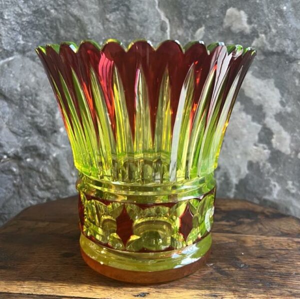 Cristallerie Val Saint Lambert Vase en cristal urane doublé rouge Joseph simon