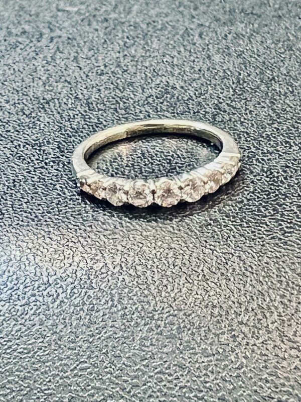 Demi-alliance or blanc 18ct et diamants taille brillant – Image 2