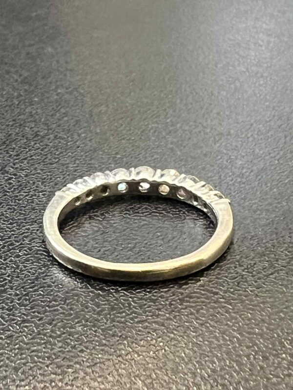 Demi-alliance or blanc 18ct et diamants taille brillant – Image 4