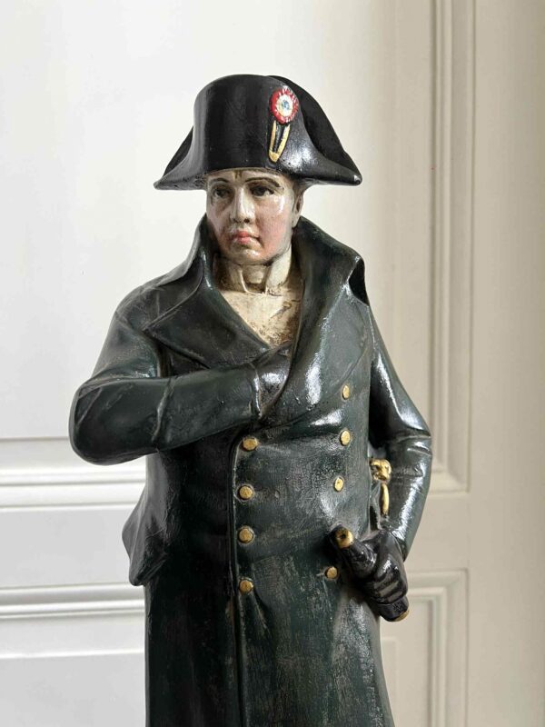 Grande statue de Napoléon, en résine peinte et patinée – Image 5