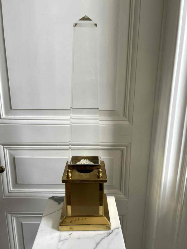Lampe “Obélisque” laiton doré et lucite – Image 2