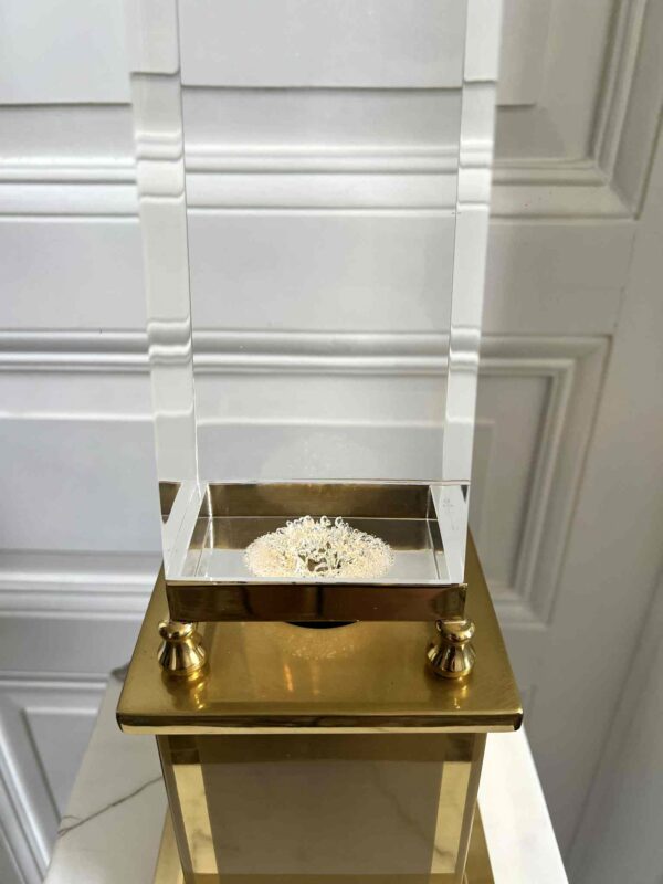 Lampe “Obélisque” laiton doré et lucite – Image 5