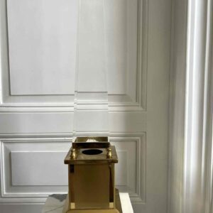 Lampe “Obélisque” laiton doré et lucite