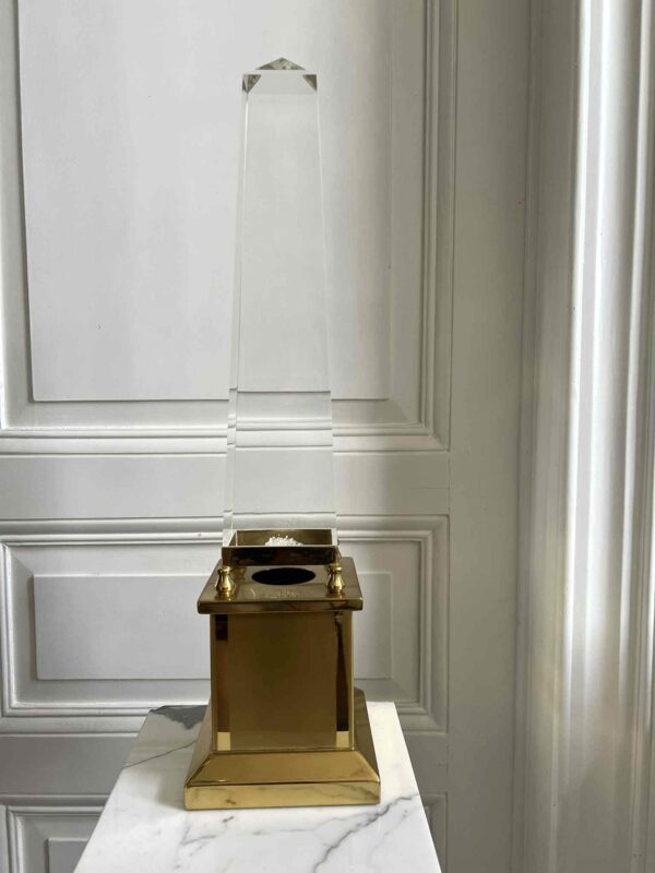 Lampe “Obélisque” laiton doré et lucite