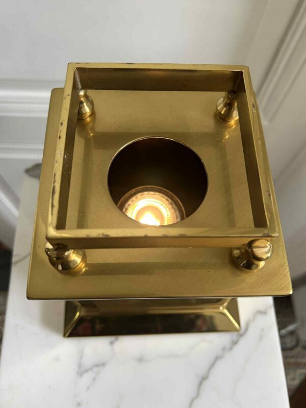 Lampe “Obélisque” laiton doré et lucite – Image 7