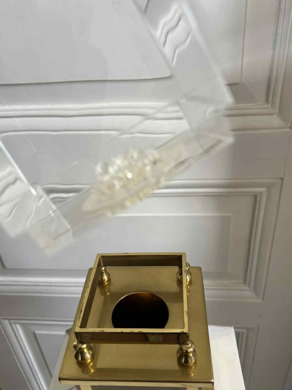 Lampe “Obélisque” laiton doré et lucite – Image 8