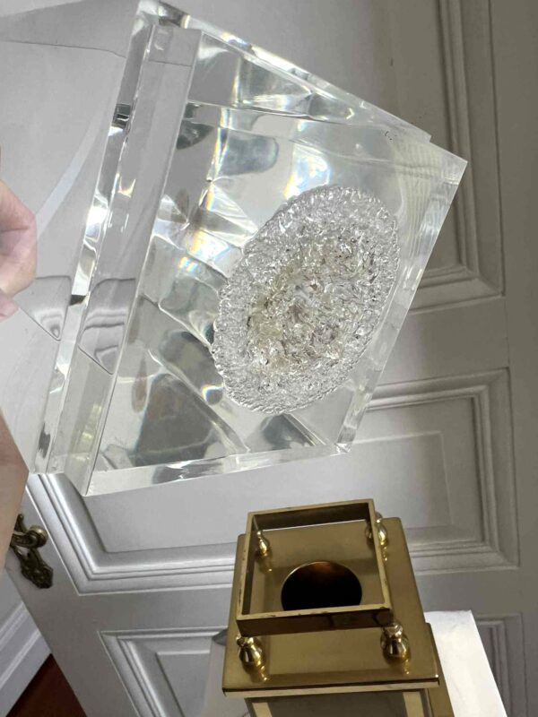 Lampe “Obélisque” laiton doré et lucite – Image 9