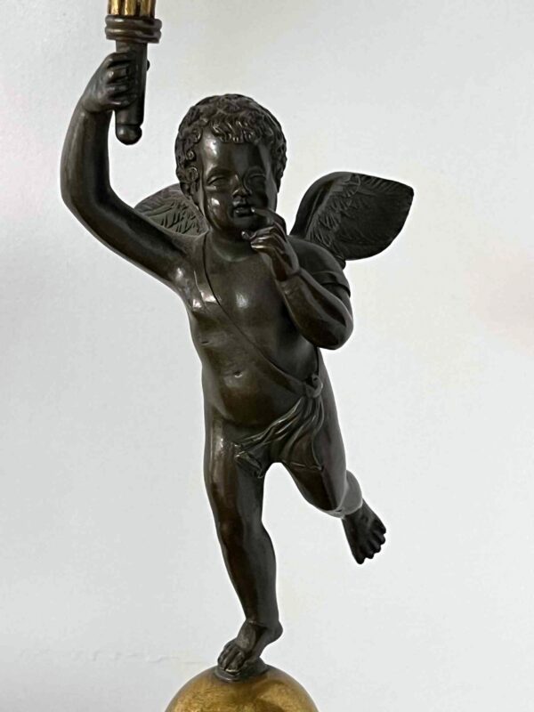Paire de candélabres-torchères en bronze patiné et doré – Image 8
