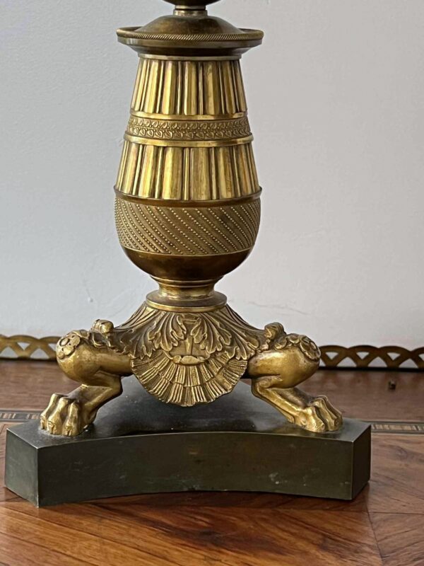 Paire de candélabres-torchères en bronze patiné et doré – Image 11
