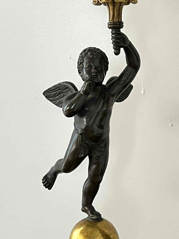 Paire de candélabres-torchères en bronze patiné et doré – Image 7