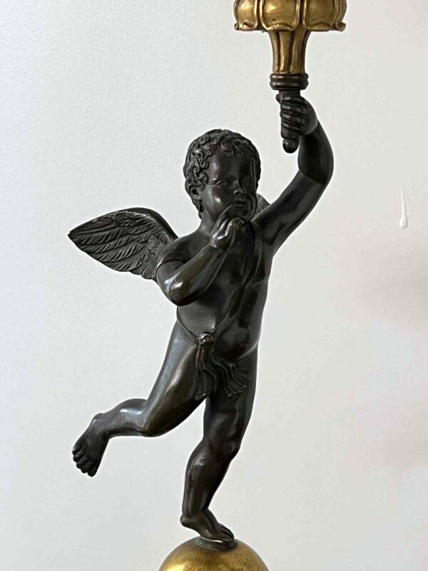 Paire de candélabres-torchères en bronze patiné et doré – Image 14