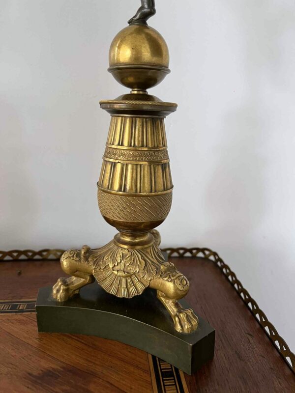 Paire de candélabres-torchères en bronze patiné et doré – Image 12