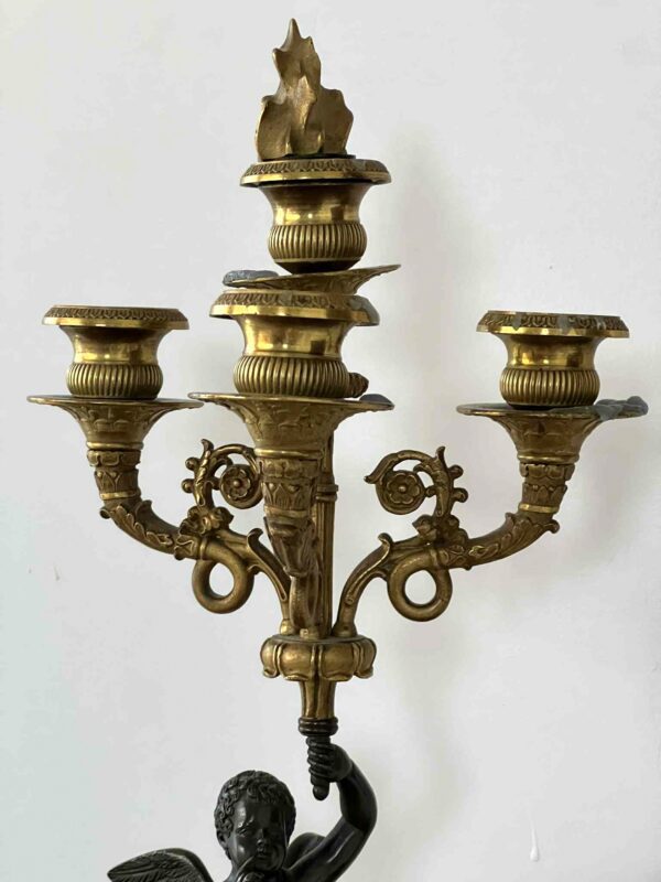 Paire de candélabres-torchères en bronze patiné et doré – Image 6