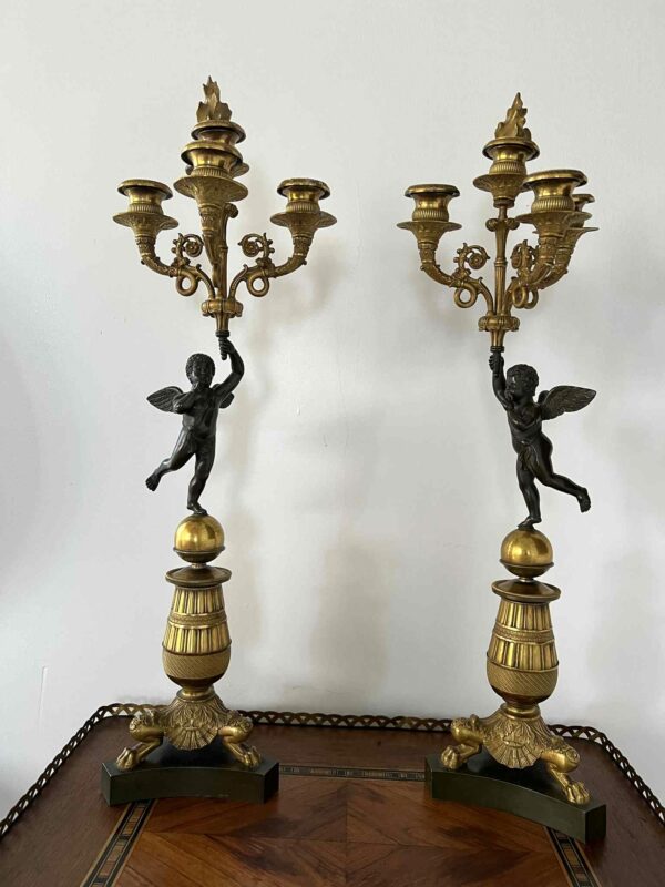 Paire de candélabres-torchères en bronze patiné et doré – Image 2