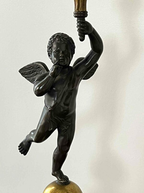 Paire de candélabres-torchères en bronze patiné et doré – Image 10