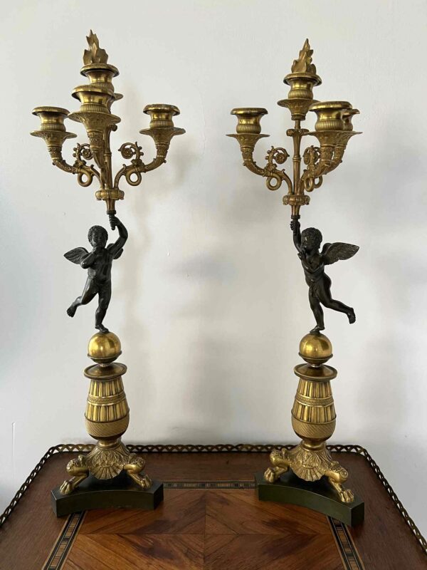 Paire de candélabres-torchères en bronze patiné et doré