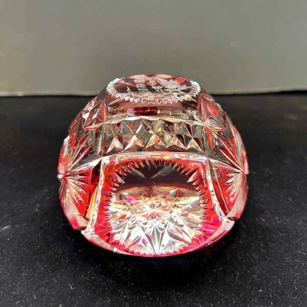 Val Saint Lambert, Presse papier cristal clair doublé rouge et taillé – Image 4