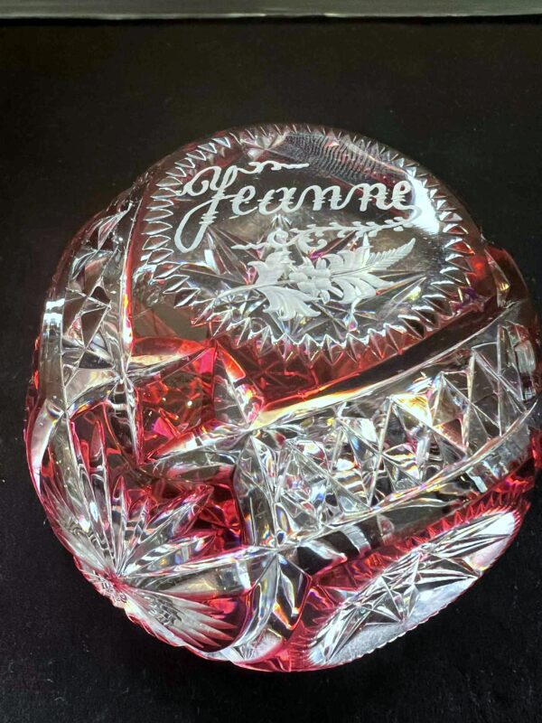 Val Saint Lambert, Presse papier cristal clair doublé rouge et taillé – Image 8