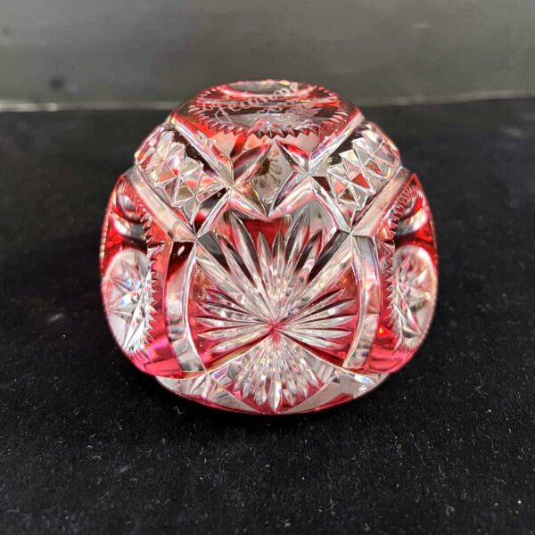 Val Saint Lambert, Presse papier cristal clair doublé rouge et taillé