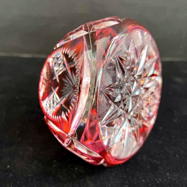 Val Saint Lambert, Presse papier cristal clair doublé rouge et taillé – Image 6