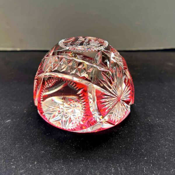Val Saint Lambert, Presse papier cristal clair doublé rouge et taillé – Image 3