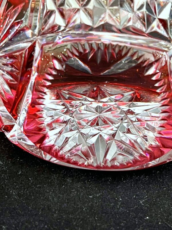 Val Saint Lambert, Presse papier cristal clair doublé rouge et taillé – Image 2