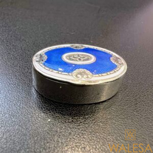 Boîte à pilules en argent à décor d’émail bleu