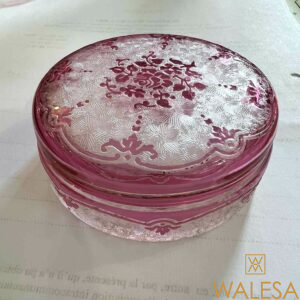 Boîte a poudre, cristal VAL SAINT LAMBERT clair doublé rose à décor dégagé à l’acide