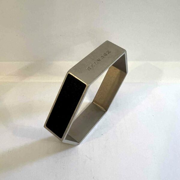 Bracelet DELVAUX octogonal en acier brossé et cuir noir grainé – Image 4