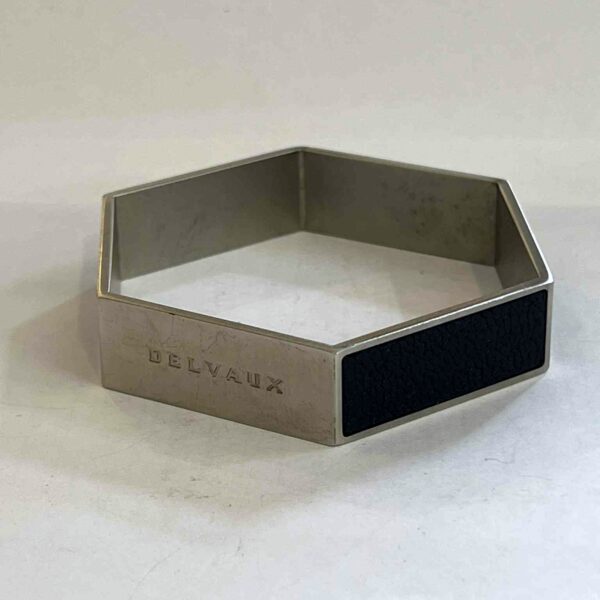 Bracelet DELVAUX octogonal en acier brossé et cuir noir grainé – Image 2