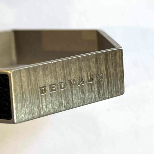 Bracelet DELVAUX octogonal en acier brossé et cuir noir grainé – Image 9