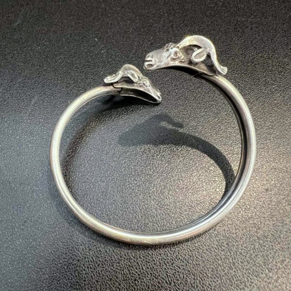 Bracelet “Têtes de béliers” en argent